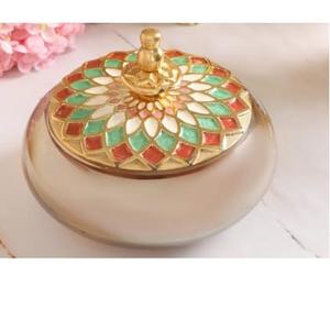 Contenant en métal martelé plaqué or au look fabuleux avec couvercle fait main, pour noix, collations et fruits secs, pot frais et organisé - Product Image 1