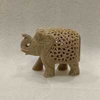 Statue d'éléphant en marbre vert artisanal, tronc levé, style filigrane animalier, sculpture décorative en pierre avec design sous-coupé élégant