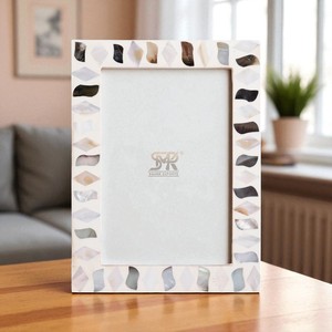 Marco de Fotos Decorativo de Resina de Hueso Hecho a Mano con Incrustaciones de Fósiles Perlados Modernos para Montaje en Pared o Mesa - Product Image 4