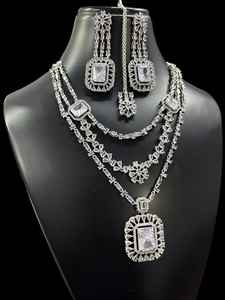 Conjunto de collar de triple capa con diamantes americanos cortados en estrellas con pendientes y Maang Tikka perfecto para fiestas, ocasiones especiales - Product Image 2
