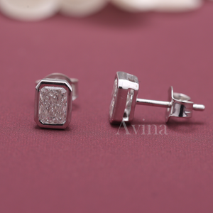 Boucles d'oreilles clous en or 18 carats avec diamant de laboratoire certifié IGI taille émeraude et serti clos, boucles d'oreilles rectangulaires en diamant - Product Image 2