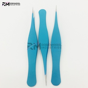 Pinza para cejas RMI Frowzy con recubrimiento en polvo de color y punta plateada, nuevo diseño puntiagudo. - Product Image 2
