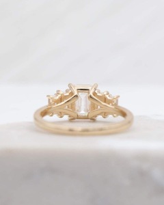 Anillo de diamantes cultivados en laboratorio con corte esmeralda y engaste de cinco piedras para exhibir brillo y elegancia. Este impresionante anillo. - Product Image 2