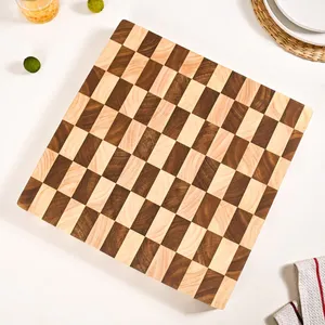 Planche à découper carrée en bois épaisse à carreaux avec logo personnalisé en gros - Écologique, antidérapante, compatible lave-vaisselle pour viandes et légumes - Product Image 3