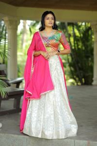 Vêtements ethniques indiens traditionnels Lehenga Choli en soie de qualité supérieure pour les mariages et les occasions festives disponibles à la vente - Product Image 4