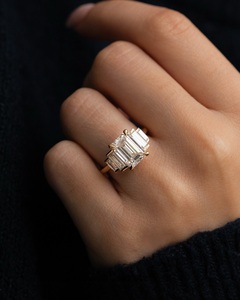 Anillo de compromiso de diamante de moissanita corte esmeralda de 7x9mm | Diseño de tres piedras Baguette | Plata de Ley 18K chapado en oro minimalista - Product Image 2