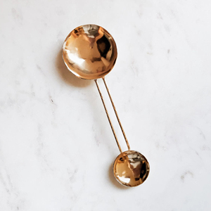 Cucharas medidoras de acero inoxidable con medidas grabadas pulidas en oro, muestra de diseño personalizado lista para hornear, utensilios de cocina - Product Image 1