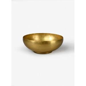 Bol de service en laiton au design authentique avec des accents artisanaux ornés pour des arrangements de table à thème de luxe - Product Image 2