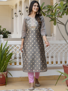 Kurta droit en soie mélangée brodée de luxe pour femmes, pour les mariages, les fêtes et les occasions ethniques traditionnelles, pour l'exportation - Product Image 2