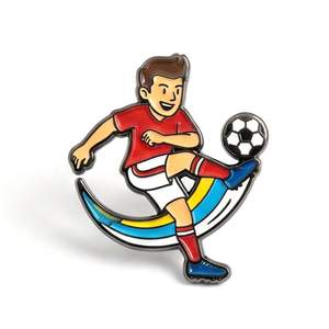 Badge Souvenir de Football Traditionnel Personnalisé en Zinc Plaqué Argent avec Impression Sérigraphiée et Épingle - Product Image 1