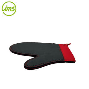 ถุงมืออบลายจุดสีดำ+แดง ขนาด 26x20 ซม. ทนความร้อนได้ถึง 250 องศาเซลเซียส รุ่น One Piece BBQ Baking Short - Product Image 2