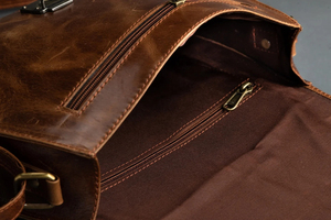 Sac à bandoulière minimaliste en cuir véritable noir avec fermeture éclair et sangle unique pour usage quotidien - Product Image 4