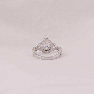 Bague de fiançailles en or massif 18KT avec taille ronde côté poire cultivée en laboratoire diamant serti de cluster certifié IGI diamant sans conflit - Product Image 3