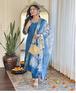 Kurti en soie romaine en tissu de haute qualité élégant et simple pour les femmes dans les vêtements de fête utilisés pour le travail brodé Kurti disponible à la vente - Product Image 2