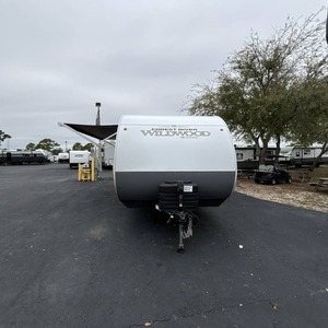 Nueva Caravana de Viaje F-o-r-e-s-t R-i-v-e-r Wildwood X-L-i-t-e 24RLXL 2026 con Tienda de Campaña en el Techo en Oferta - Product Image 1