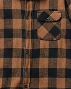 เสื้อเชิ้ตผ้าสักหลาดลายสก็อตแขนยาวสำหรับผู้ชาย ติดกระดุม สวมใส่สบาย อุ่นในฤดูหนาว มีกระเป๋าเสื้อที่อก สีน้ำตาล สีดำ รับผลิตตามแบบ (OEM) ขายส่ง - Product Image 5