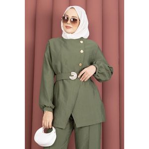 Traje de Dos Piezas para Mujer en Verde Claro de Diseñador con Botones Dorados y Cinturón - Product Image 3