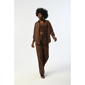 Camisa Marrón Extra Grande para Mujer con Diseño de Adornos de Piedras en la Parte Delantera - Product Image 1