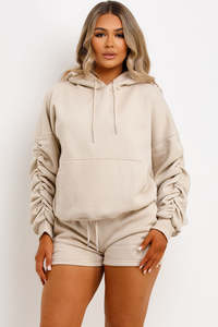 Ensemble de survêtement court 2 pièces pour femmes avec manches froncées à capuche et ensemble court surdimensionné pour femmes le plus récent personnalisé - Product Image 2