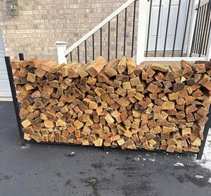 Bois de chauffage 100 % naturel à faible émission de fumée, bûches de bois séchées et fendues sans produits chimiques pour fours extérieurs et feux de camp. - Product Image 5