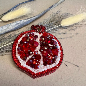 Broches con cuentas Broche de diseñador hecho a mano. Accesorios de alta calidad. Broche de diseño único. El mejor regalo para baby shower. - Product Image 1