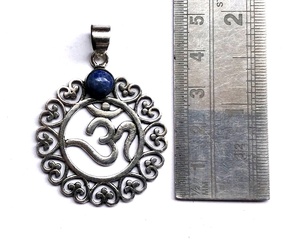 Colgante Om Chapado en plata de 3,5 cm de diseño personalizado con ajuste de bisel de piedra lapislázuli natural joyería hinduista de latón de estilo bohemio - Product Image 1
