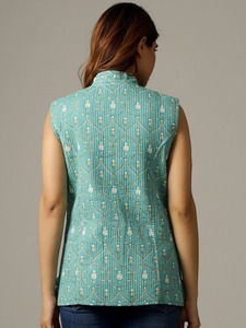 Vente en gros Veste matelassée sans manches pour femmes design d'hiver réversible rembourrage en coton imprimé tissé pour l'automne - Product Image 3