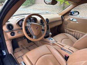 Porsche Cayman S 2008 con Caja de Cambios Automática, Volante a la Izquierda, Asientos de Cuero, Interior Oscuro, Cámara Trasera y Neumáticos R16 - Product Image 2