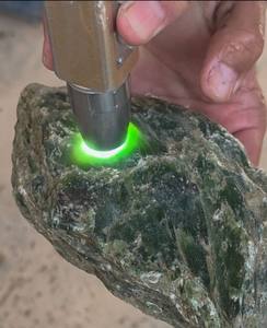 หินเนฟริทธรรมชาติคุณภาพสูง หินตาแมวสีเขียวหยกดิบ สำหรับงานแกะสลัก วัสดุเกรดดิบสำหรับทำเครื่องประดับ หินพลอยเรืองแสง - Product Image 3