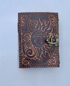 Cuaderno de cuero de doble cara A5 Vintage personalizado, cuaderno único con relieve de sol con borde de cubierta, costura de hilo de sillín - Product Image 1