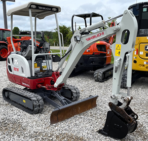 LIVRAISON GRATUITE TAKEUCHI TB216 Mini-Excavatrice sur Chenilles 24 CV Diesel avec ROPS Ouvert, Godet à Broches, Homologuée EPA CE, Pompe Hydraulique Auxiliaire - Product Image 1