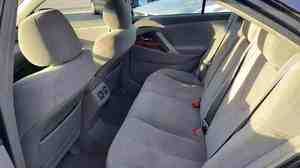 Camry LE 2024 con Volante a la Izquierda, Asientos de Cuero, Cámara Trasera, Pantalla Táctil y Faros de Xenón en Venta - Product Image 2