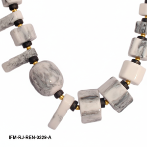 Collar y Pendientes de Resina con Diseño Geométrico, Cuentas con Efecto Piedra en Blanco y Negro con Detalles en Dorado - Product Image 4