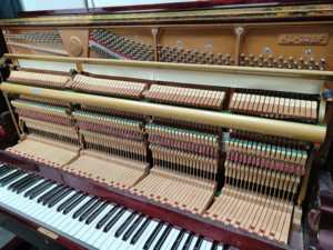 Piano Vertical Kawai KL32BF Rojo Vino de Alta Calidad, Piano Japonés Usado al por Mayor, Tamaño Compacto con Sonido Rico, Original de Japón - Product Image 4