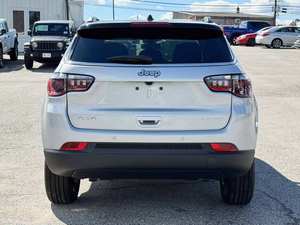 Ofertas Destacadas 2026: Compass Limited 4dr SUV 4WD (2.0L 4cil Turbo 8A) - Venta de Temporada de Coches Usados Premium - Product Image 3