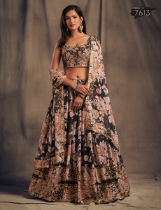Fil traditionnel et broderie Lehenga Choli pour femme personnalisé pour des occasions spéciales et des festivals à vendre - Product Image 4