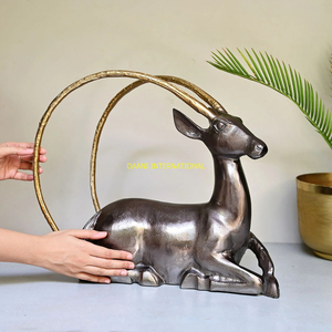 Figurine de cerf assis avec de longs bois dorés Finition en bronze Statue d'antilope Sculpture de faune Décor à la maison Accent au salon - Product Image 2