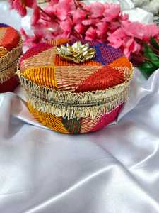 Caja Redonda Bordada Phulkari para Dulces, Caja Decorativa de Acero para Dulces, Regalos de Inauguración de Casa, Recuerdos de Boda, Regalos de Haldi Mehndi - Product Image 3