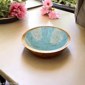 Cuenco de madera natural para servir con diseño floral para aperitivos, ensaladas y decoración del hogar - Product Image 1