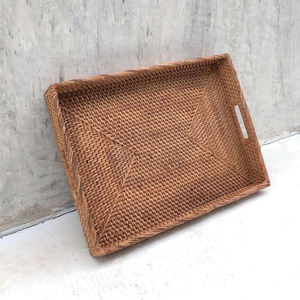 Plateau de service en rotin tissé élégant Boho artisanal plateau de table basse en osier naturel avec poignée d'insertion - Product Image 2