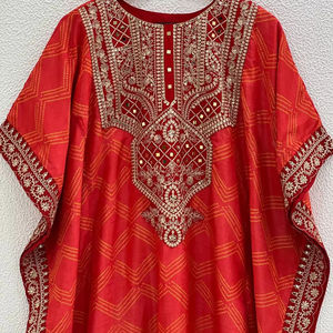 ชุดสัลวาร์กะมีซขนเฟอร์เทียมสำหรับผู้หญิง สวยงาม เหมาะสำหรับงานปาร์ตี้ พร้อมงานปักลายดิ้นประดับด้วยดิริ-ซีเควนซ์ - Product Image 1