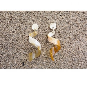 Último diseño Pendientes de cuerno de búfalo para mujer Estilo ángel con tamaño personalizado Artesanía Cuerno Color Precio - Product Image 3