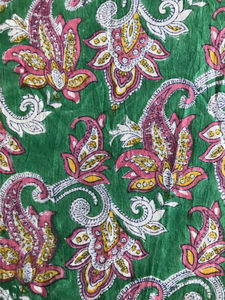 Tissu en coton imprimé à la main, base verte, motif floral paisley |   Textile ethnique traditionnel - Product Image 2