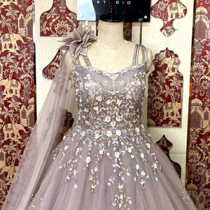 El último vestido en color dorado champán con trabajo manual pesado para novia, looks de recepción de cóctel de La India Cantidad - Product Image 2