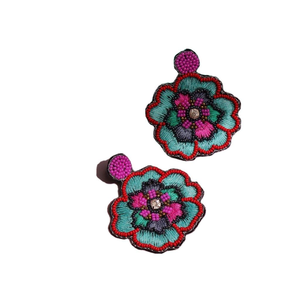 Fusion florale: Boucles d'oreilles brodées avec une torsion Couleurs culturelles: Boucles d'oreilles brodées vibrantes Fils fantaisistes: colorés - Product Image 3