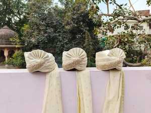 ผ้าโพกศีรษะงานแต่งงานสีขาวนวล งานฝีมือสุดหรูหรา ผ้าโพกศีรษะแบบซาฟาสำหรับผู้ชาย ผ้าโพกศีรษะแบบจอดปุรี ผ้าโพกศีรษะเจ้าบ่าว ผ้าโพกศีรษะแบบอินเดียสำหรับผู้ชาย ของขวัญงานแต่งงาน - Product Image 3