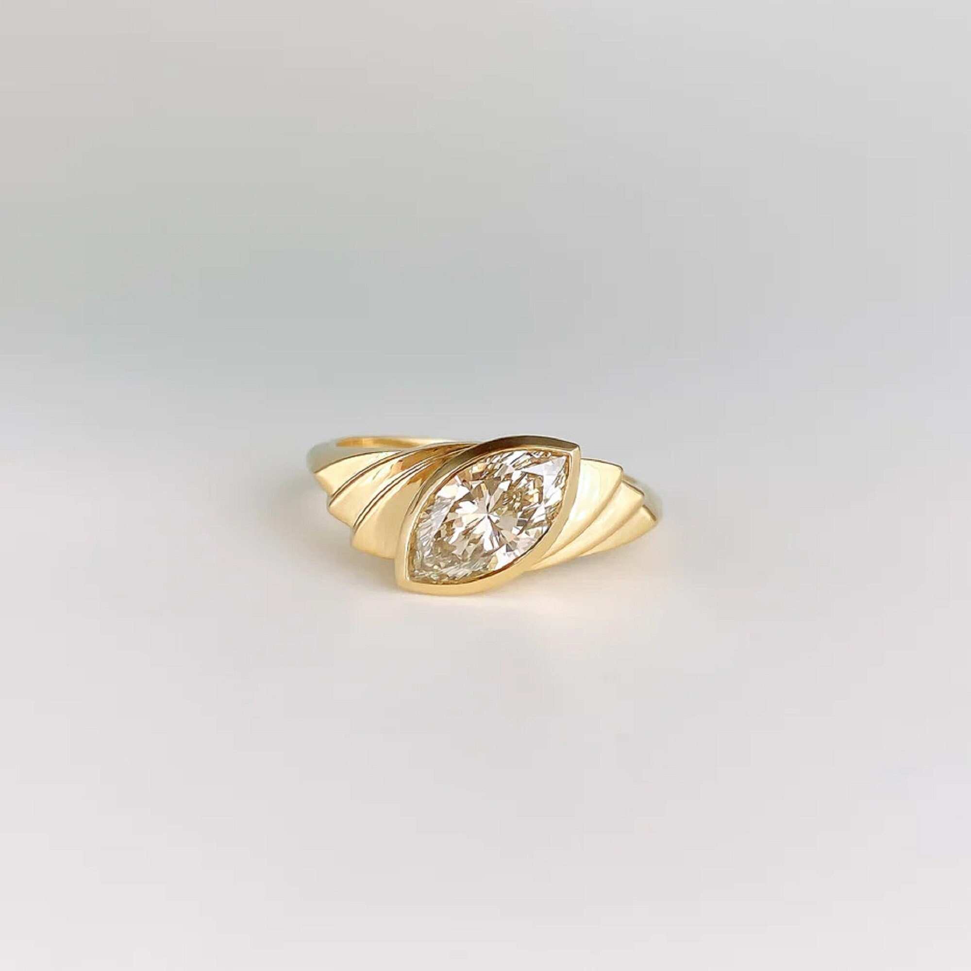 สีเหลืองทอง