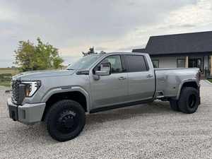 Fairly CLEAN 2024 G M C Sie RRA 3500HD Denali Ultimate Crew Cab Dually 4X4 Producto de calidad premium - Product Image 3