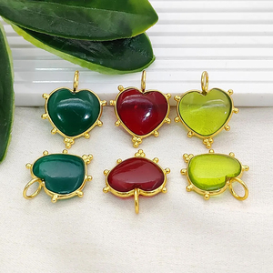 Pendentif en forme de cœur en argent sterling 925 plaqué or avec quartz émeraude, charme en émeraude en forme de cœur de 14 mm, bijoux indiens, fournisseurs en gros - Product Image 2