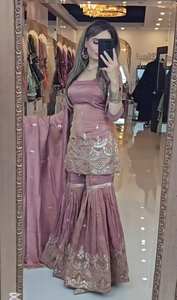 คอลเลคชั่นชุดเดรสสไตล์อินเดียสมัยใหม่ของ Tennecy สำหรับสุภาพสตรี พร้อมผ้าคลุมไหล่ปักลายหนัก งานปักคุณภาพสูง เหมาะสำหรับงานปาร์ตี้ ผ้าไม่ยับ สามารถใส่ได้สองด้าน - Product Image 6